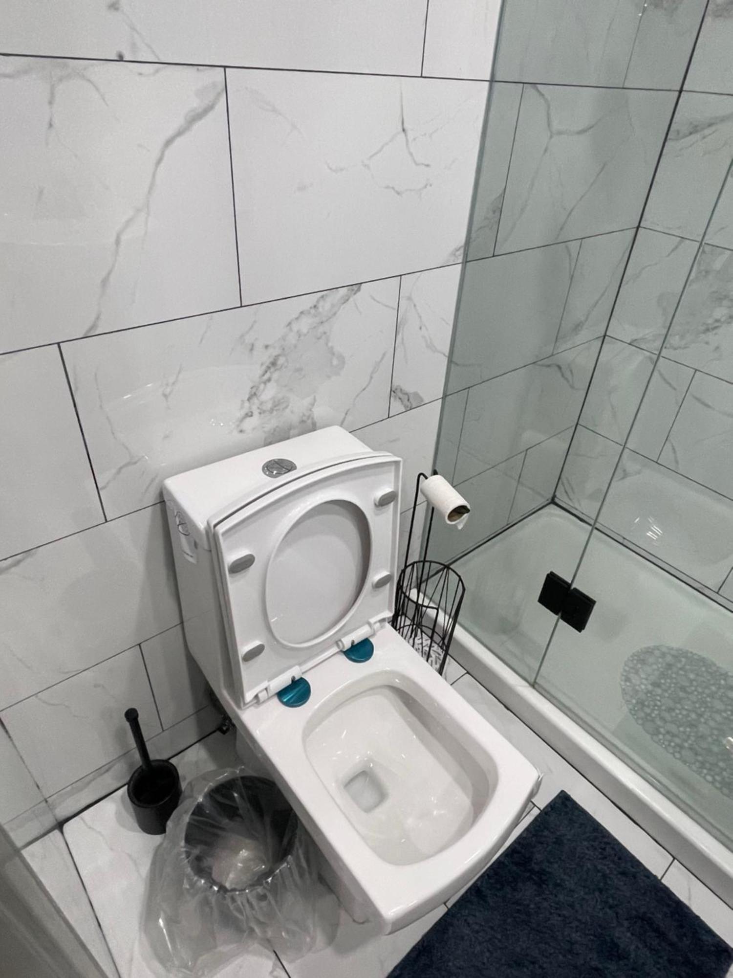 Luxury Basement-private Bdr & Bathroom With Free Parking In Homestay *