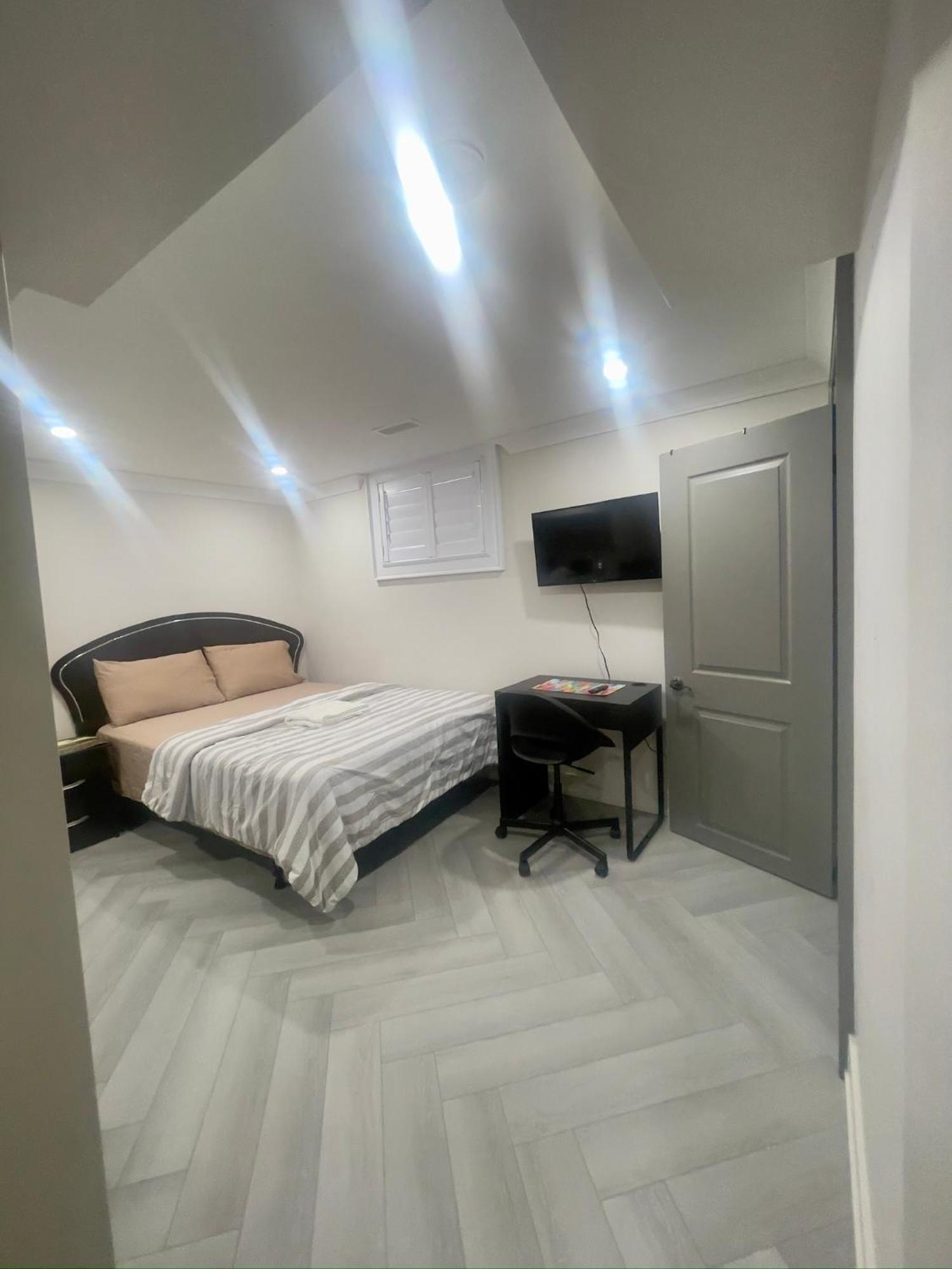Homestay Luxury Basement-private Bdr & Bathroom With Free Parking In