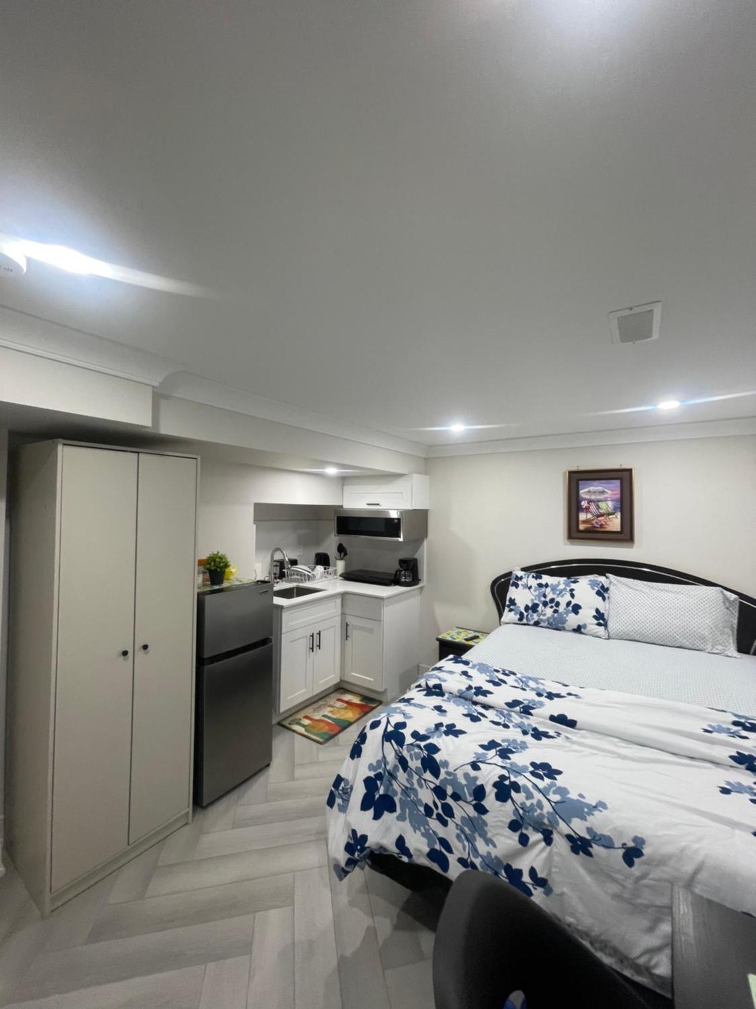 Luxury Basement-private Bdr & Bathroom With Free Parking In Homestay Toronto