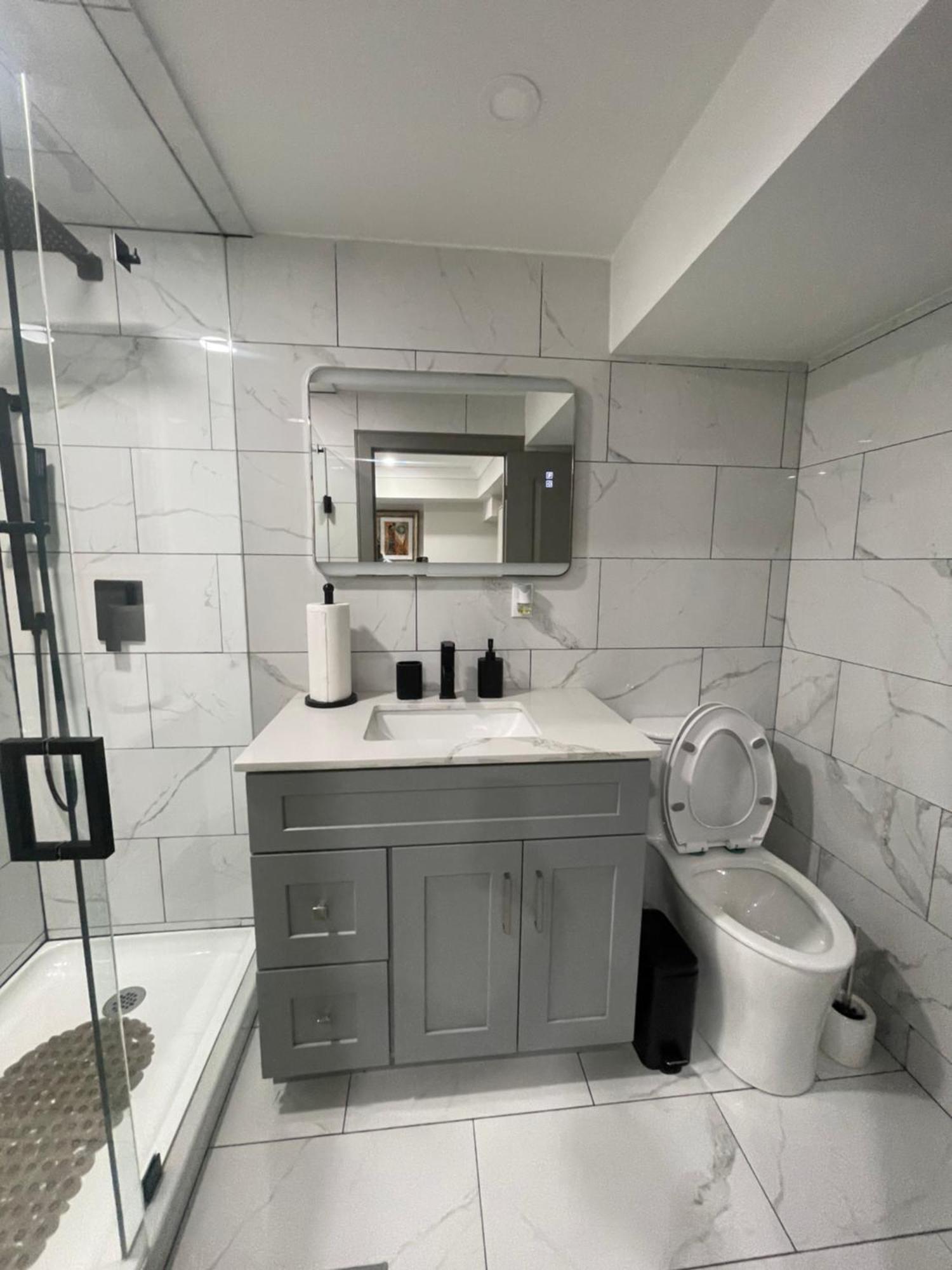 Luxury Basement-private Bdr & Bathroom With Free Parking In Homestay Toronto